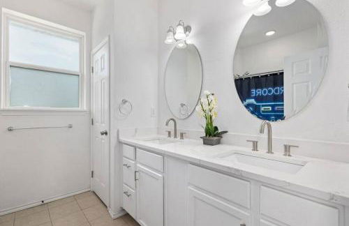 Newly remodeled 5BR 3BA w/pool 16 ppl - Photo 23