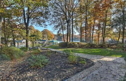 Lakefront Home Private Dock, Tiki Bar, Firepit Shore to Please by Avantstay - Foto 97