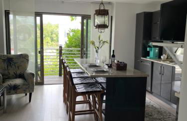 One bedroom with modern kitchen, balcony with water view - Foto 7