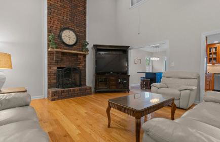 Sleeps 22, Lakefront w/ Private Dock & Pool, 2 Houses Lake Living by Avantstay - Foto 86