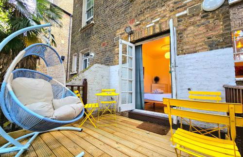 Lovely Ground Floor Home with High Ceiling and a Private Garden with Deck by Earl's Court Station - Photo 26