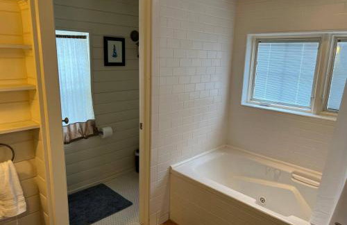 25-Bed, Amenity-Rich Estate in a Private Forest - Foto 70