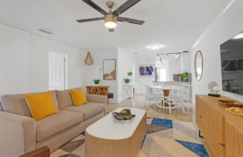 Boca Waterfront • Watch the Boats • Pool & Gym - Photo 9