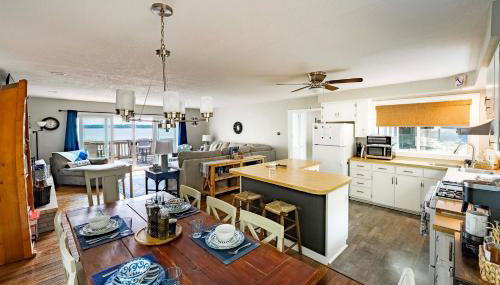 Waterfront Deck and Dock Torch Lake Home! - Foto 5