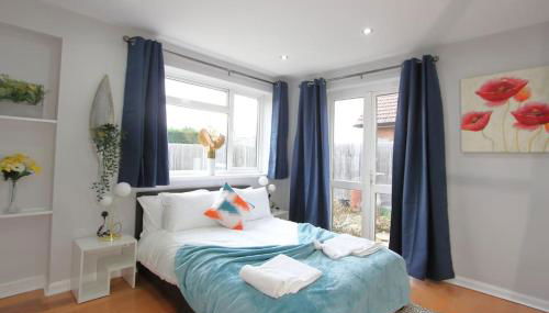 3 Bedroom 2 Bathroom Bungalow by CozyNest - Foto 1, towels