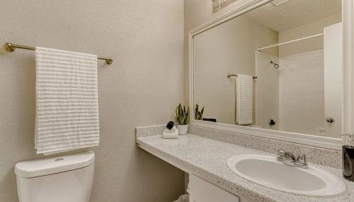 Stylish City Getaway 2B - Sleeps 6 - Pool, Prkg - Foto 5