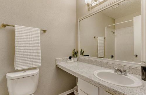 Stylish City Getaway 2B - Sleeps 6 - Pool, Prkg - Foto 5