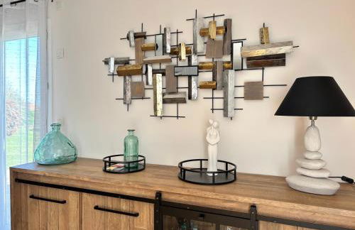 La clé des champs Maison plain pied lumineuse bien équipée, séjour spacieux, belle terrasse aménagée, garage, grand jardin clos, parking, près de Bayeux et Omaha Beach, chiens bienvenus - Foto 11