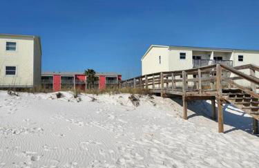 Quiet 2 bedroom condo on Gulf with pool and pond - Photo 10