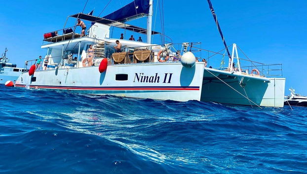 Curtindo o passeio de catamarã