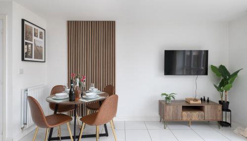 4 Bedroom House By Humming Nest Short Lets & Serviced Accommodation Milton Keynes With Free WiFi & Parking - Foto 2