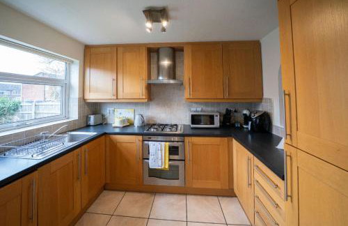 Spacious 3BR House By Kammili Properties in Westhoughton - Free Parking - Photo 11