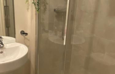 Luxury 3-Bedroom Escape, Timeless Charm, Near Monmouth Castle, Sleeps 6, Parking, Free WiFi - Foto 11