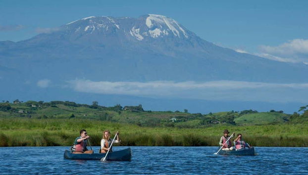Percorrendo o lago Duluti de canoa