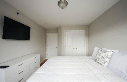 Newark Liberty Brick House - Private Bedroom 3 - Foto 27