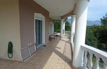 Η Αυλή - Photo 54