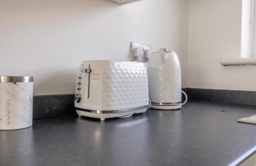 Modern 3 Bed House-Free Parking-by Holiday Homes - Foto 50