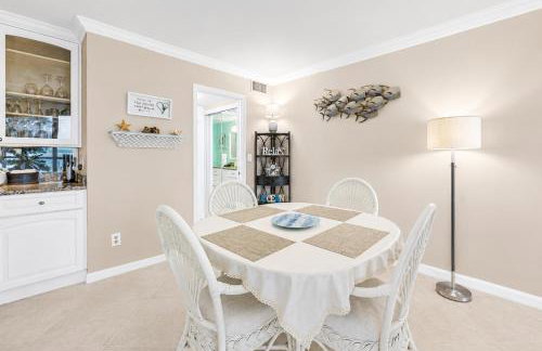 Waterfront Island Oasis! Heated Pool with Stunning View & 2 Full Bath - Foto 32
