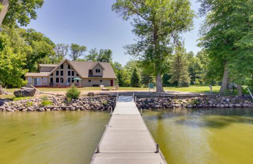 Lakefront Sunburg Vacation Rental with Boat Dock! - Foto 1