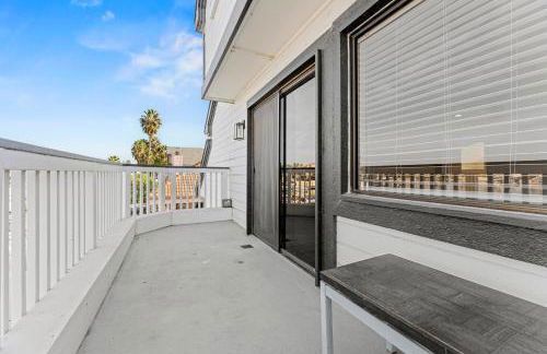 * Large Updated Waterfront Delta Manor Boat Dock * - Foto 17