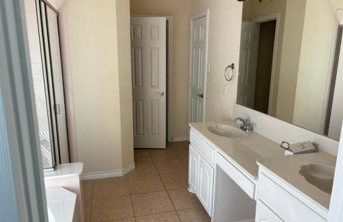 Spacious 4200 sqft - 6 bdrms 4 bath - Gym - Pets OK Near PGA - Universal KIDS - Star Frisco - Photo 30