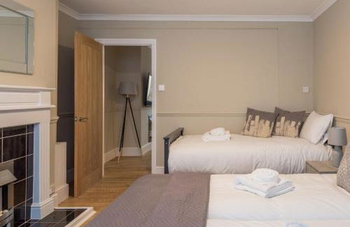 Comfortable 5-Bedroom House in Cheltenham - Foto 13