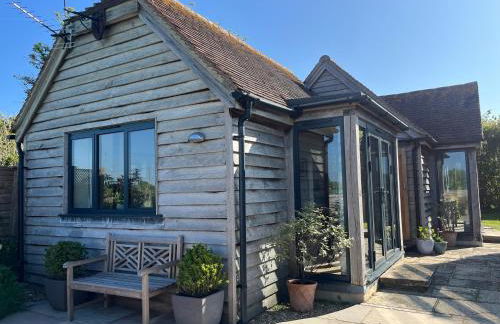 The Acorn Goodwood luxury lodge house 10 minute walk from Goodwood Festival of Speed - Foto 1