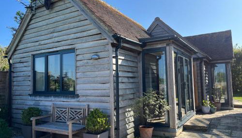 The Acorn Goodwood luxury lodge house 10 minute walk from Goodwood Festival of Speed - Foto 1