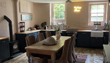 Stunning 2-bedroomed Cottage - Photo 2