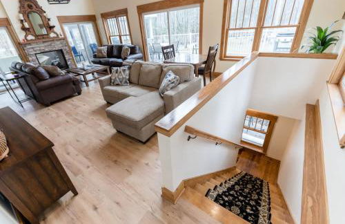 Impressive Dual Woods and Lake Homes That Sleep 32 - Foto 11