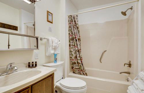 Lakeside Northwoods Retreat Dock, Deck, Fire Pit! - Foto 12