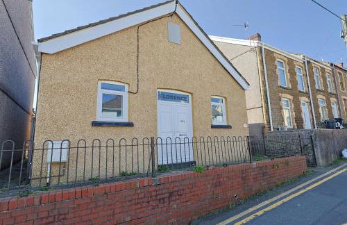 Modern 3 Bed - M4 ACCESS - Wi-Fi - Photo 11