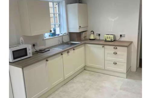 Coastal cottage on a bridle path in Lilliput- Sandbanks - Photo 9