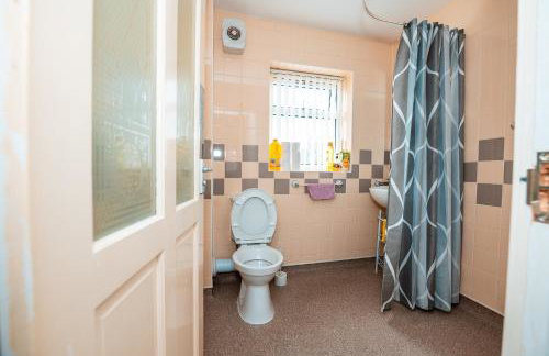 Family & Group Stay in Manchester - Free Parking - Foto 29