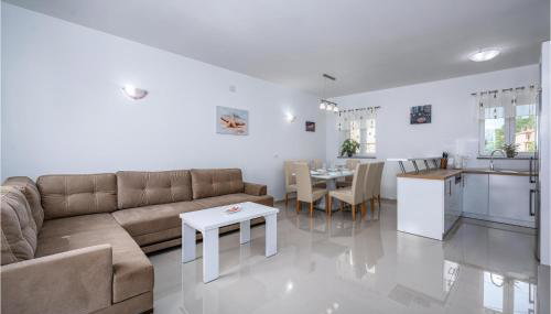 3 Bedroom Amazing Home In Plomin - Foto 3