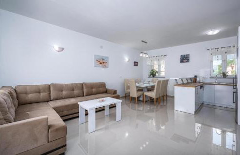 3 Bedroom Amazing Home In Plomin - Foto 3