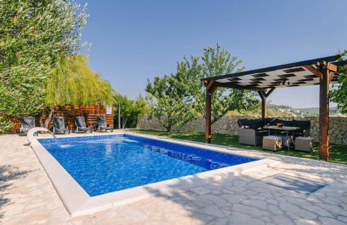 Apartment Ljubica with pool - Photo 1