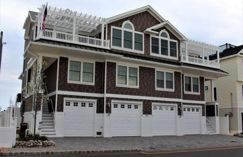 Sunday To Sunday, Elevator, Beach Badges, Roof Top Deck, Wifi, Bay Side 4 Bedroom, 3 Bath Townhouse 14056 - Foto 1