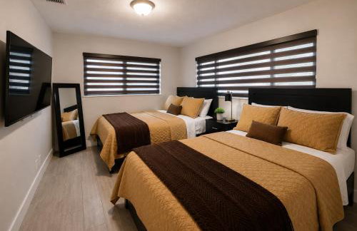 Modern Miami Home l Sleeps 12 l Free Parking - Photo 38