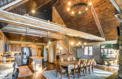 Wyoming Cabin with Hot Tub and Mountain-View Deck - Foto 9