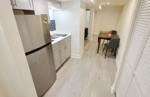 Pristine Petworth Family Home w Street Parking - Foto 41