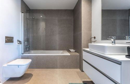 Stunning 3 BDR Flat W/ Rooftop Pool by LovelyStay - Foto 14