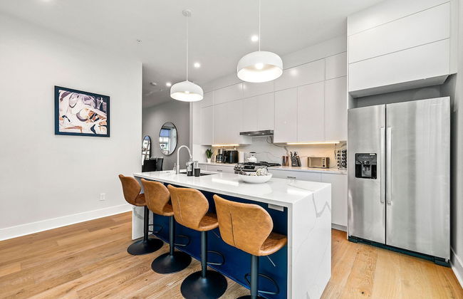 Stylish Midtown Home w Rooftop Views by Silverx - Foto 42