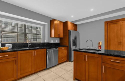 Cozy & Elegant 4BR Enchanted Townhouse - 1 Mile to Disney with Resort Pool, Gym, & Jacuzzi - Photo 18