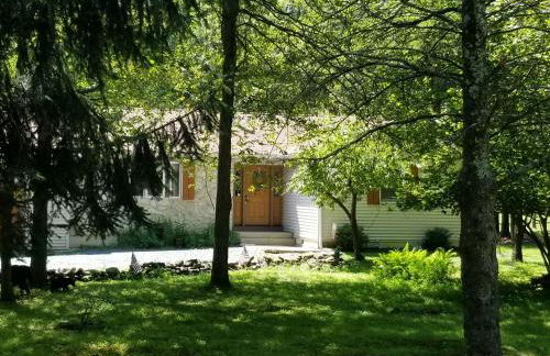 Serenity and Fun all in one in this Cozy Pocono Cabin - Foto 4