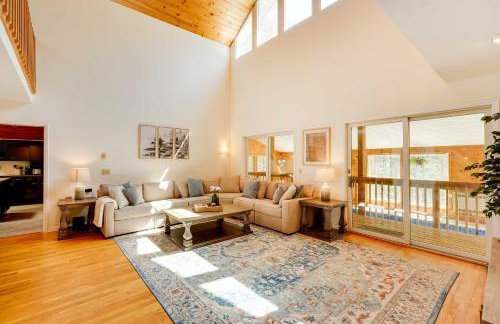 Lake George Oasis with 9 Acres, Hot Tub and Game Room! - Foto 4