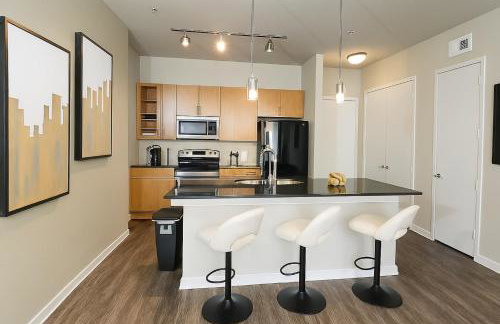 Poolside Comfort 2BR Galleria Stay AND Garage - Foto 5