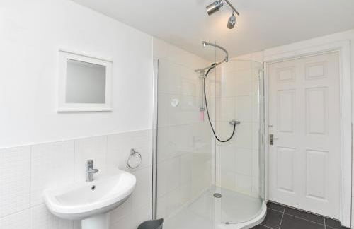 Spacious 4 Bedroom home with Parking Garden - Pass the Keys - Foto 33