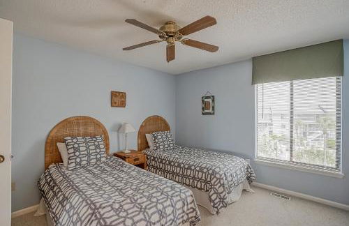 NEW LISTING! Two Bedrooms in A Building with Marsh and Ocean Views - Foto 32