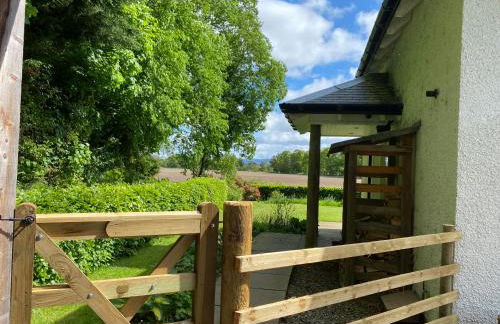 Private detached cottage sleeps 4 - Photo 4